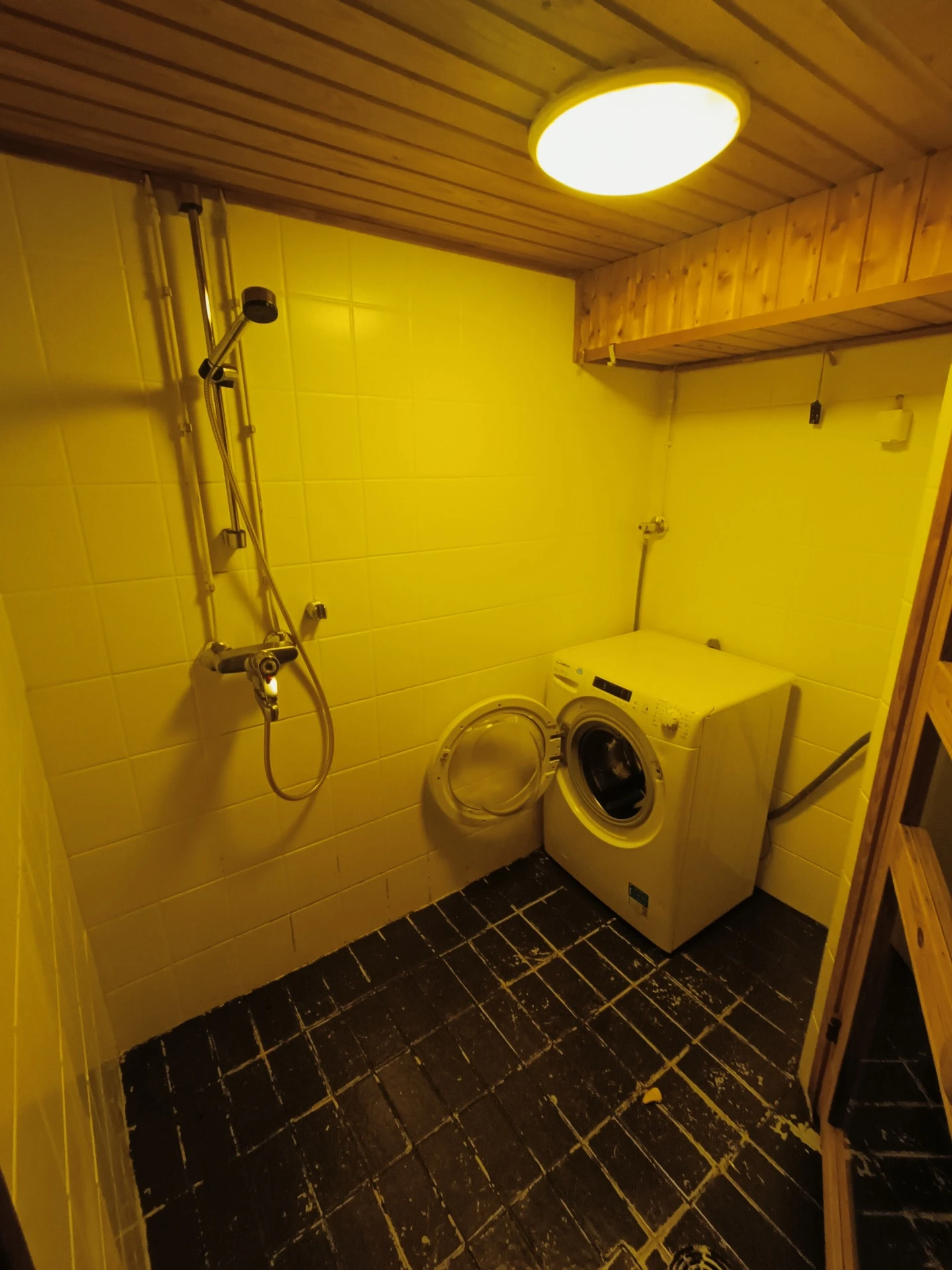 Kylpyhuone ennen remonttia